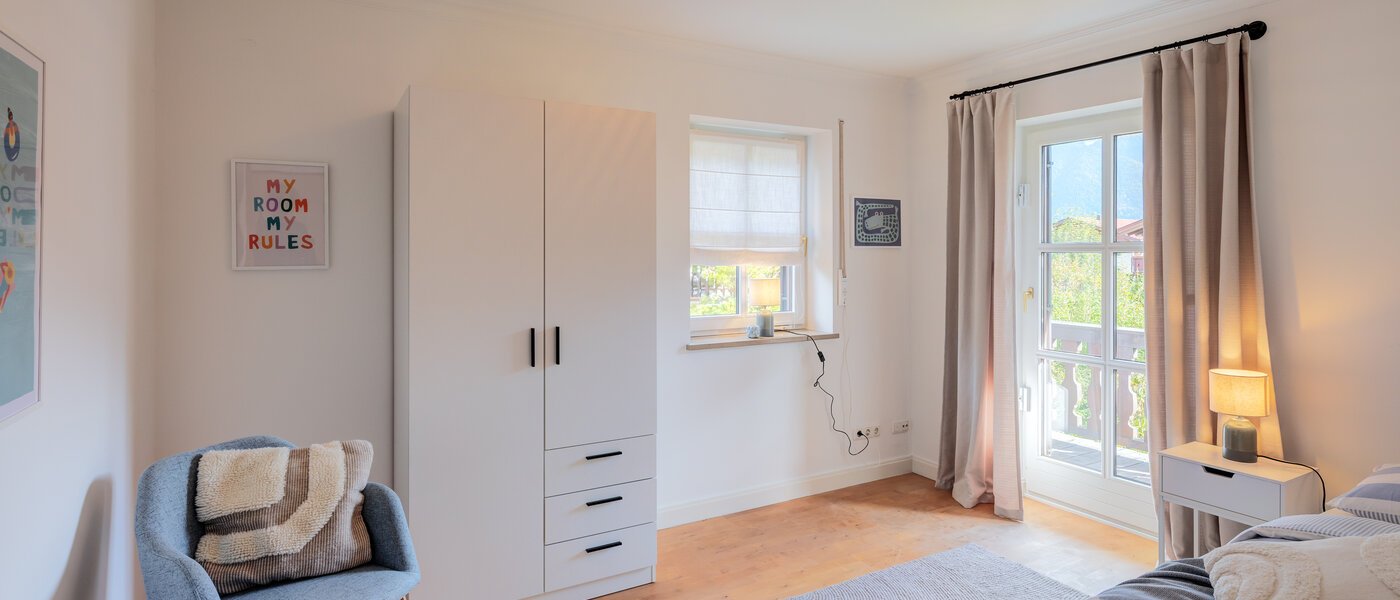 セミ・デタッチド・ハウス（一戸建てを二つに分けた家屋） Rottach-Egern 02 2.　寝室 14616