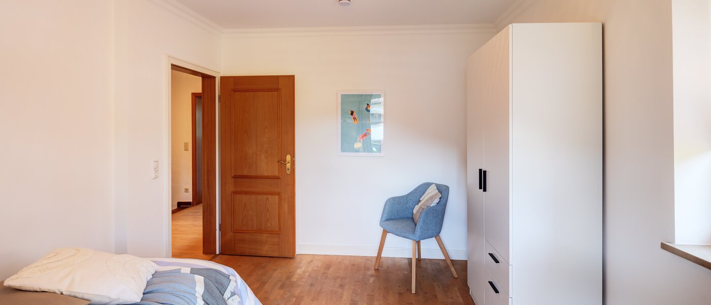 セミ・デタッチド・ハウス（一戸建てを二つに分けた家屋） Rottach-Egern 03 2.　寝室 14616