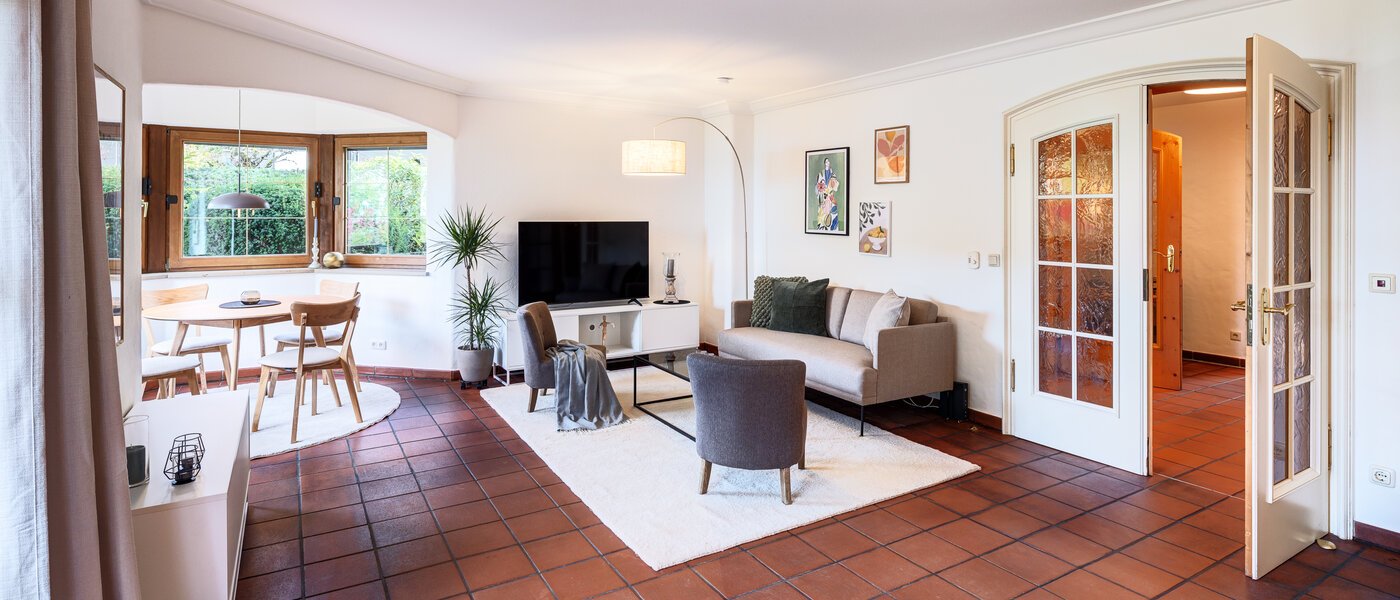 セミ・デタッチド・ハウス（一戸建てを二つに分けた家屋） Rottach-Egern 01 リビングルーム 14616