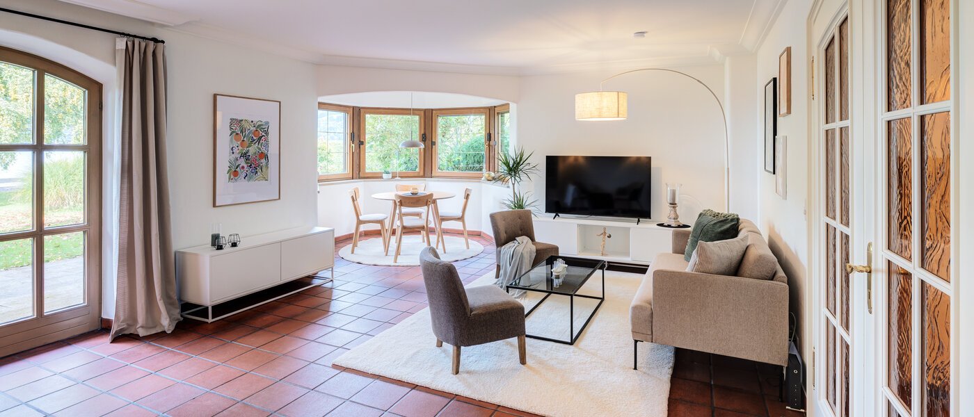 セミ・デタッチド・ハウス（一戸建てを二つに分けた家屋） Rottach-Egern 02 リビングルーム 14616