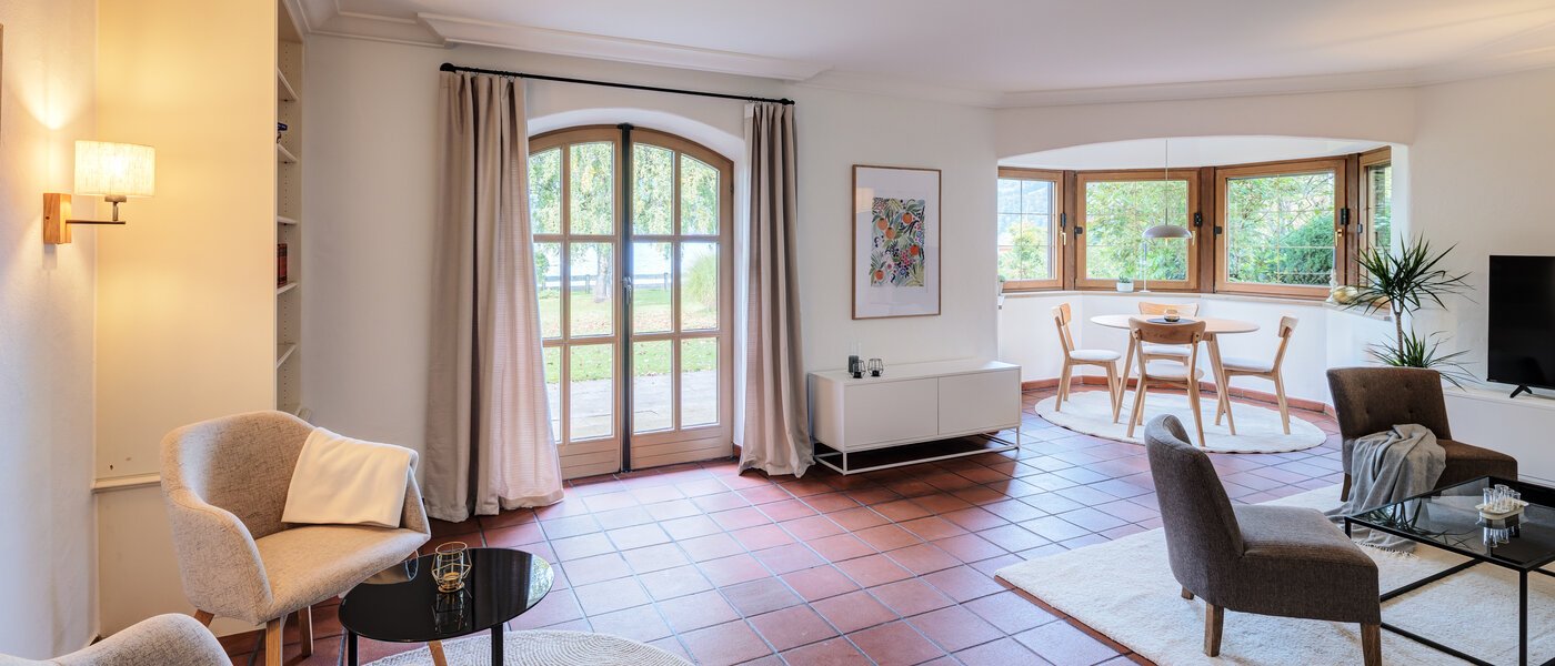 セミ・デタッチド・ハウス（一戸建てを二つに分けた家屋） Rottach-Egern 03 リビングルーム 14616