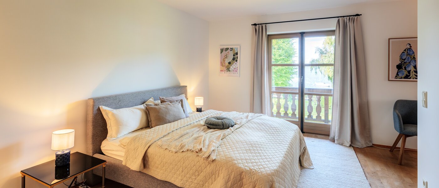 セミ・デタッチド・ハウス（一戸建てを二つに分けた家屋） Rottach-Egern 01 1. 寝室 14616