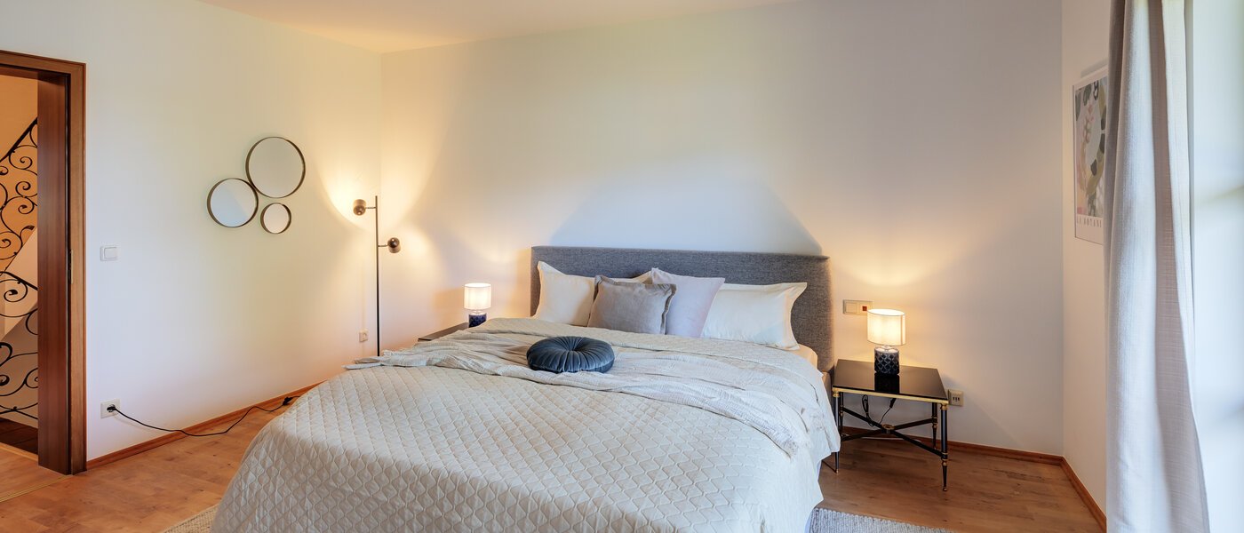 セミ・デタッチド・ハウス（一戸建てを二つに分けた家屋） Rottach-Egern 02 1. 寝室 14616