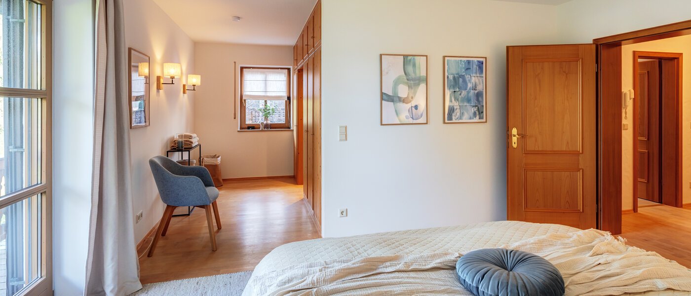 セミ・デタッチド・ハウス（一戸建てを二つに分けた家屋） Rottach-Egern 03 1. 寝室 14616