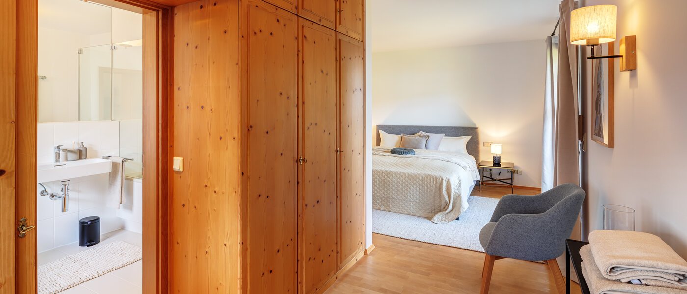 セミ・デタッチド・ハウス（一戸建てを二つに分けた家屋） Rottach-Egern 04 1. 寝室 14616