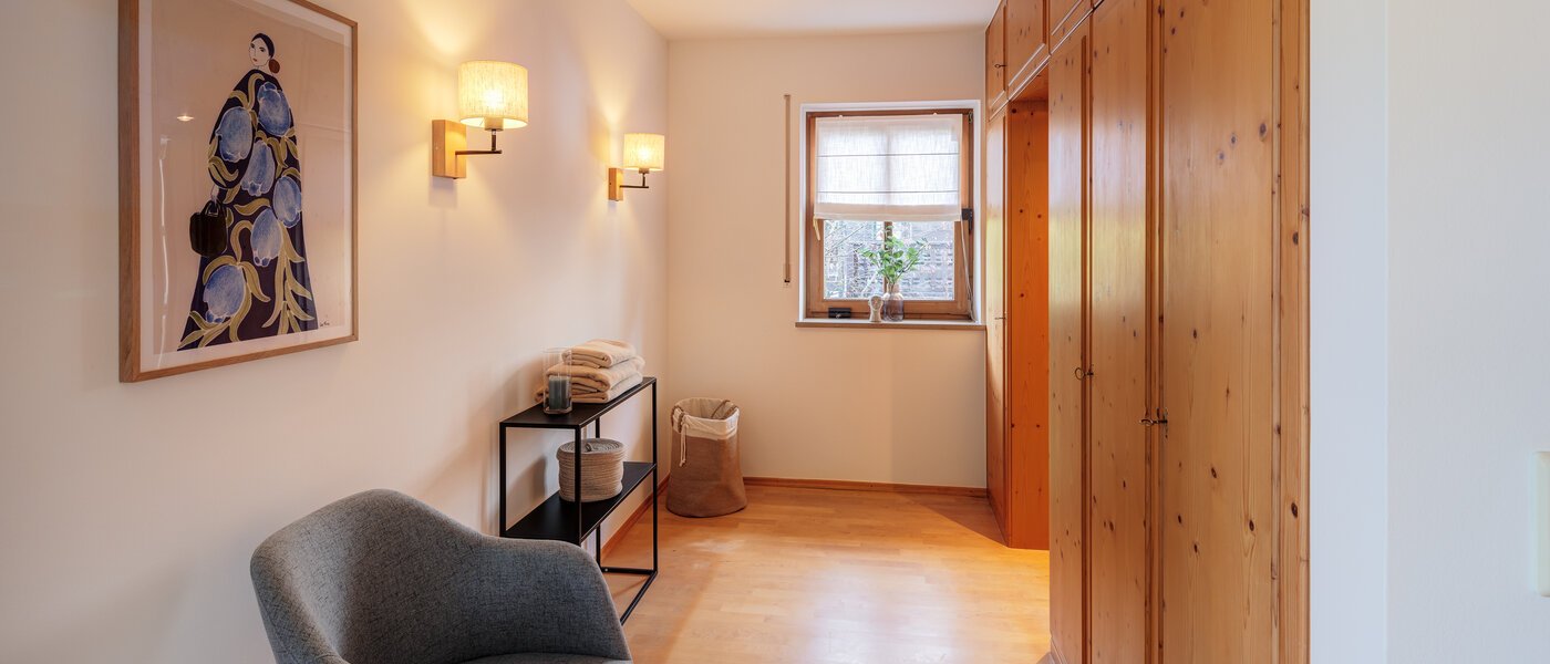 セミ・デタッチド・ハウス（一戸建てを二つに分けた家屋） Rottach-Egern 05 1. 寝室 14616