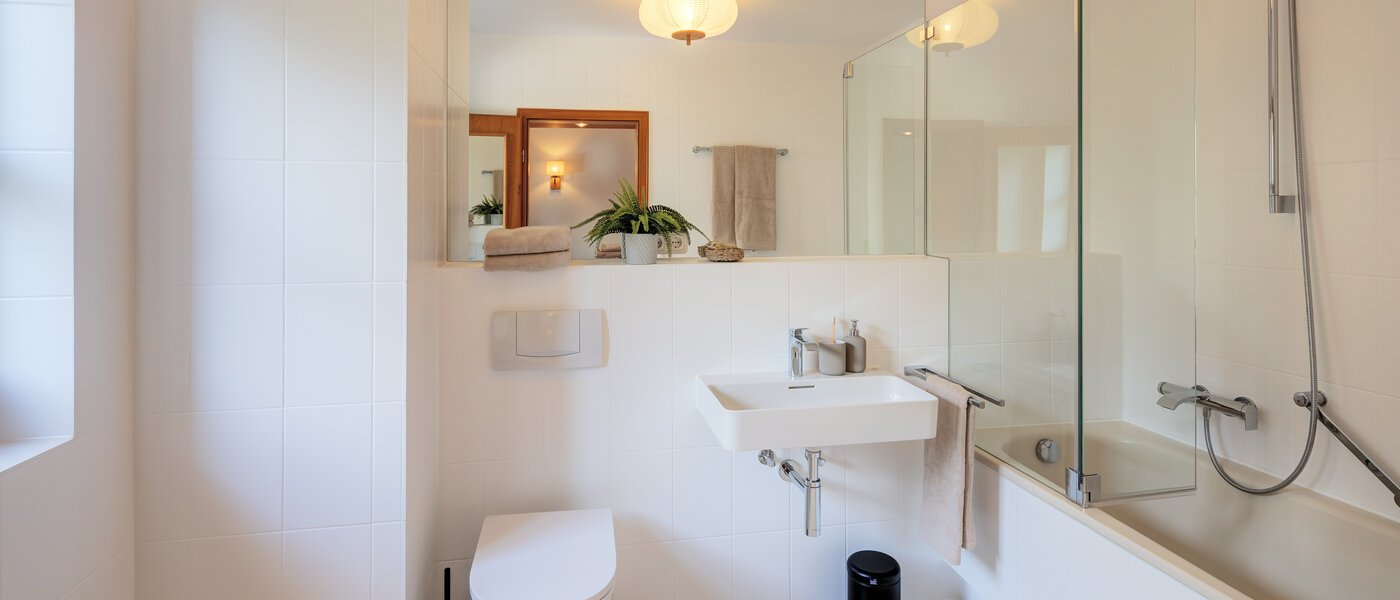 セミ・デタッチド・ハウス（一戸建てを二つに分けた家屋） Rottach-Egern 01 1つめの浴室 14616