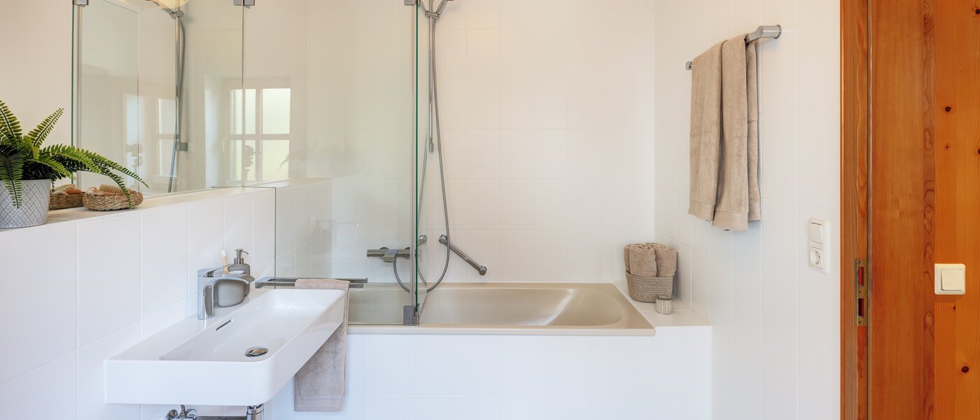 セミ・デタッチド・ハウス（一戸建てを二つに分けた家屋） Rottach-Egern 03 1つめの浴室 14616