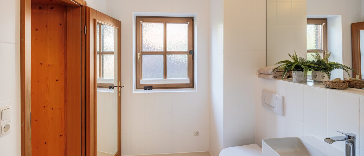 セミ・デタッチド・ハウス（一戸建てを二つに分けた家屋） Rottach-Egern 04 1つめの浴室 14616