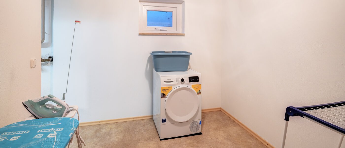 セミ・デタッチド・ハウス（一戸建てを二つに分けた家屋） Rottach-Egern 01 家事室 14616