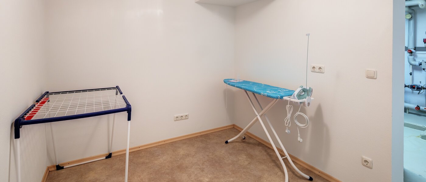 セミ・デタッチド・ハウス（一戸建てを二つに分けた家屋） Rottach-Egern 02 家事室 14616