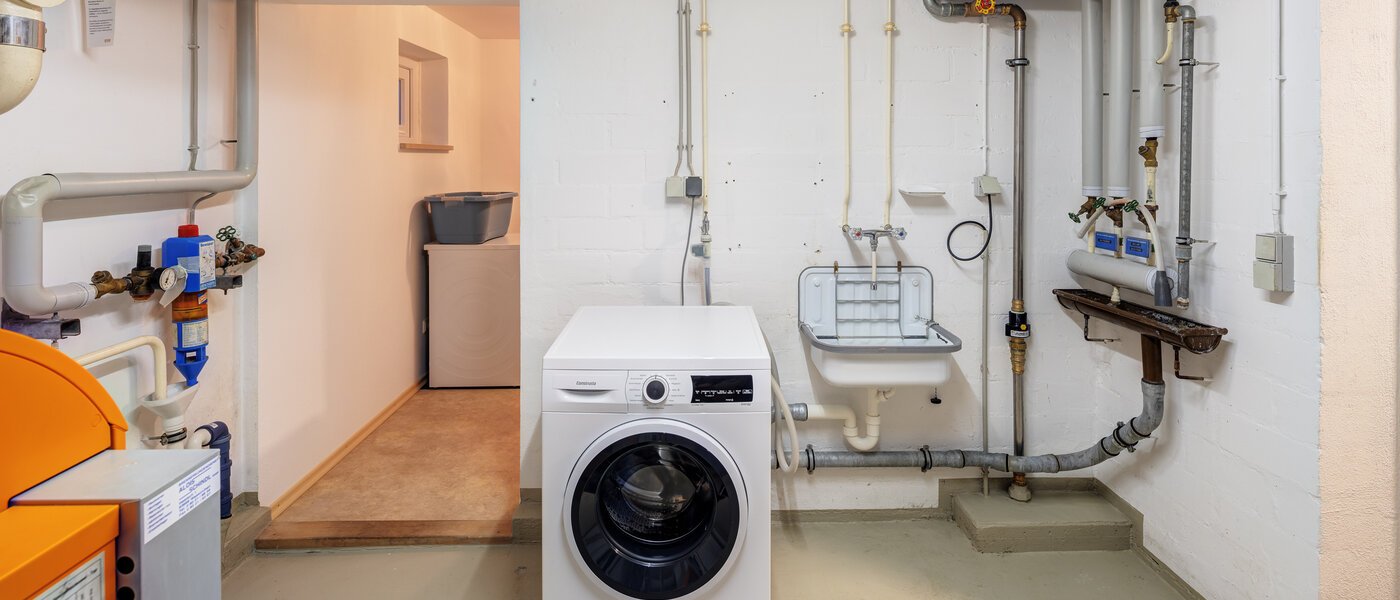 セミ・デタッチド・ハウス（一戸建てを二つに分けた家屋） Rottach-Egern 04 家事室 14616