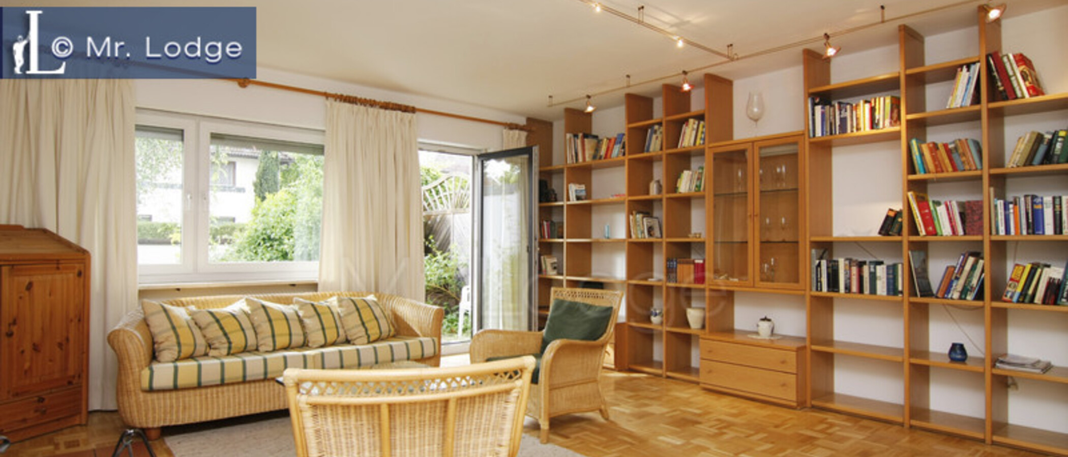 セミ・デタッチド・ハウス（一戸建てを二つに分けた家屋） München Trudering 02 リビングルーム 1464