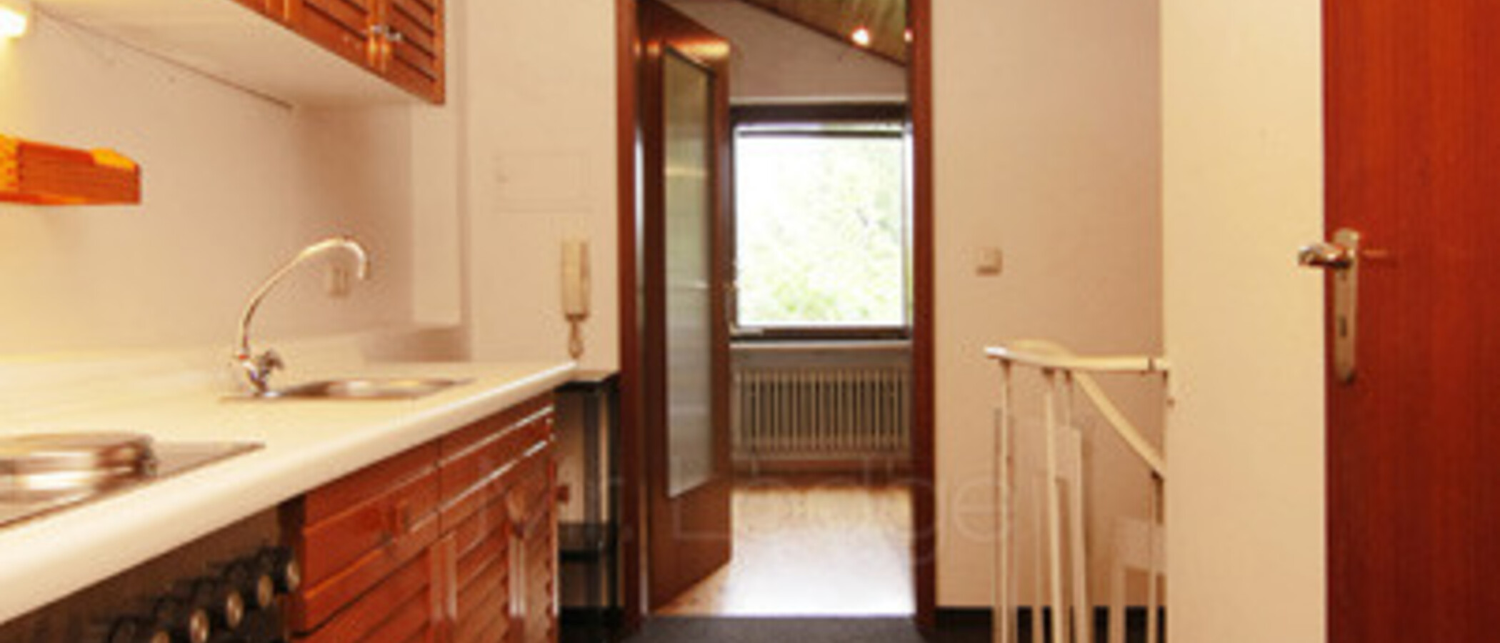 セミ・デタッチド・ハウス（一戸建てを二つに分けた家屋） München Trudering 06 キッチン 1464