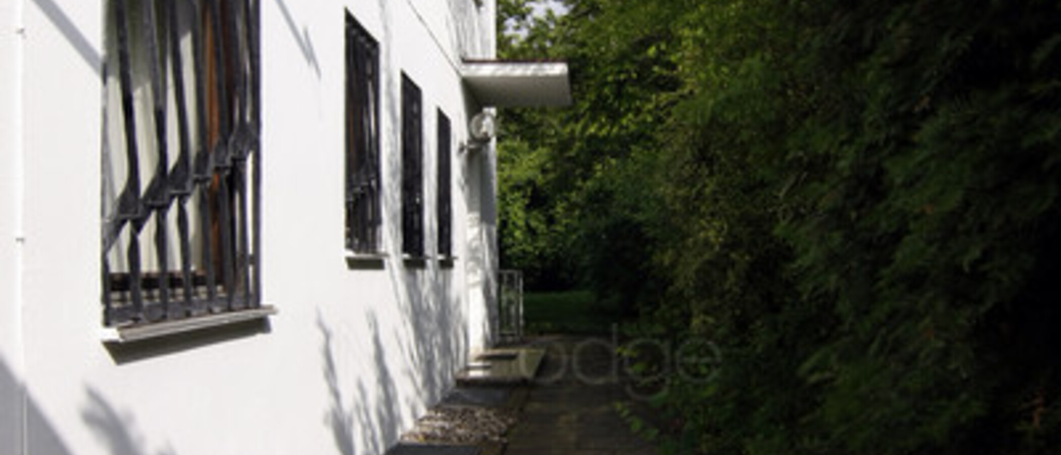 セミ・デタッチド・ハウス（一戸建てを二つに分けた家屋） München Trudering 04 庭 1464
