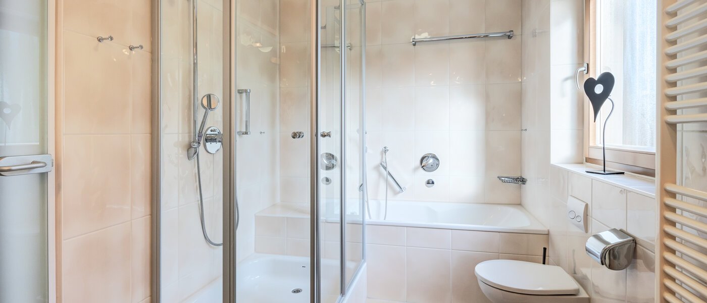 セミ・デタッチド・ハウス（一戸建てを二つに分けた家屋） München Lochhausen 01 浴室 14662