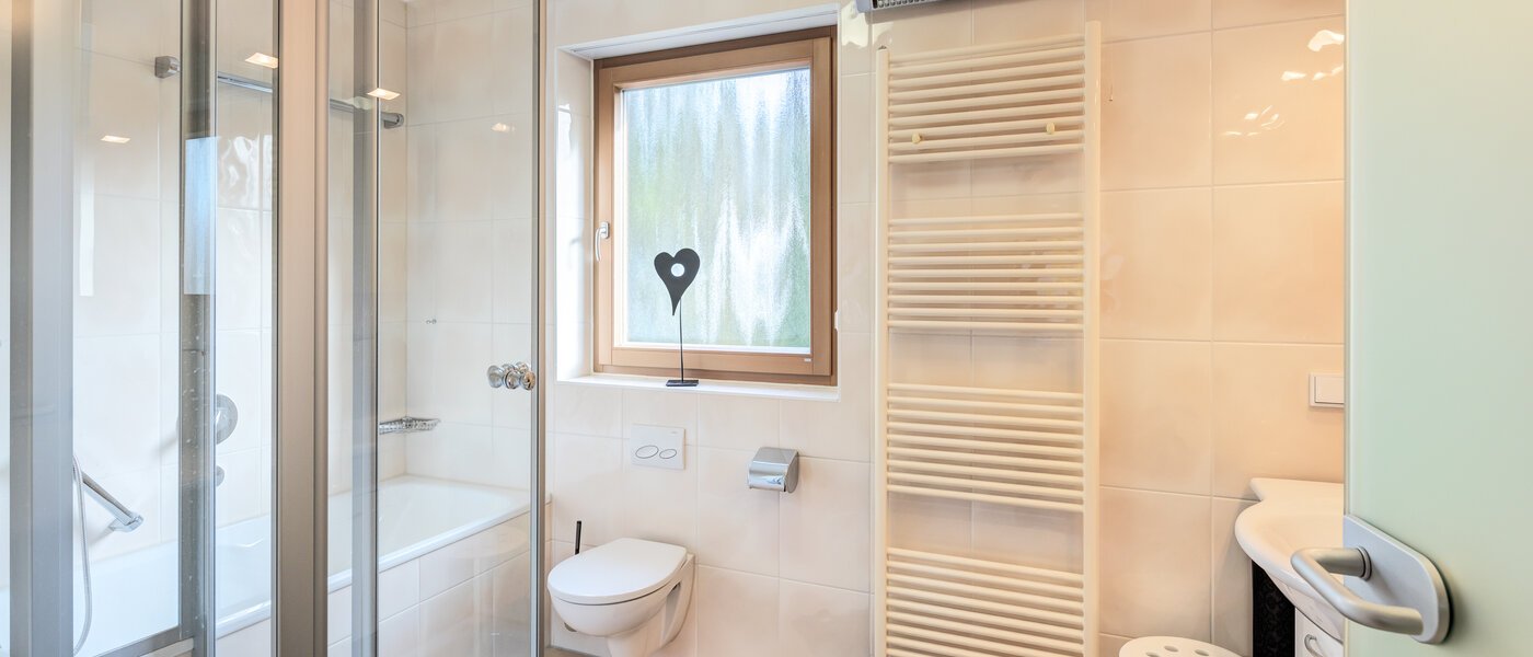 セミ・デタッチド・ハウス（一戸建てを二つに分けた家屋） München Lochhausen 02 浴室 14662