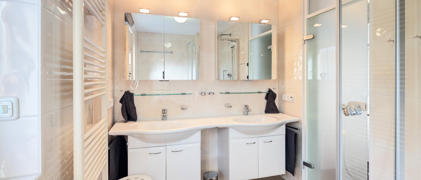 セミ・デタッチド・ハウス（一戸建てを二つに分けた家屋） München Lochhausen 03 浴室 14662