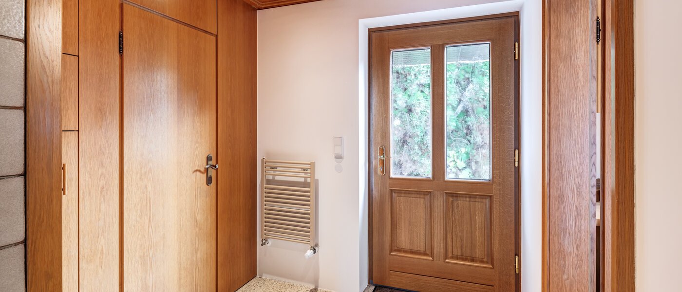 セミ・デタッチド・ハウス（一戸建てを二つに分けた家屋） München Lochhausen 08 玄関入り口 14662