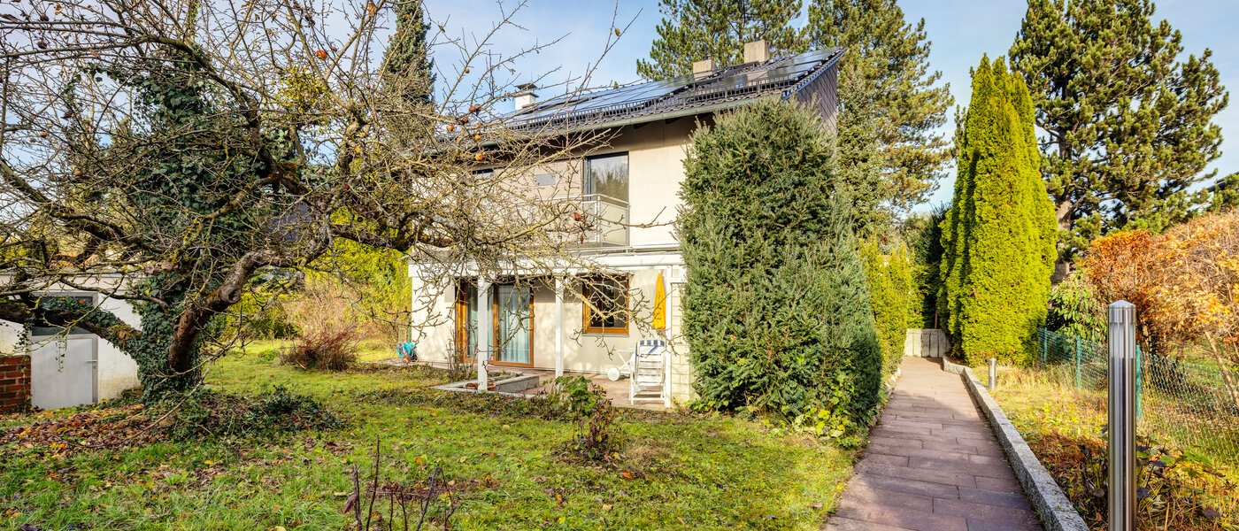 セミ・デタッチド・ハウス（一戸建てを二つに分けた家屋） München Lochhausen 01 庭 14662