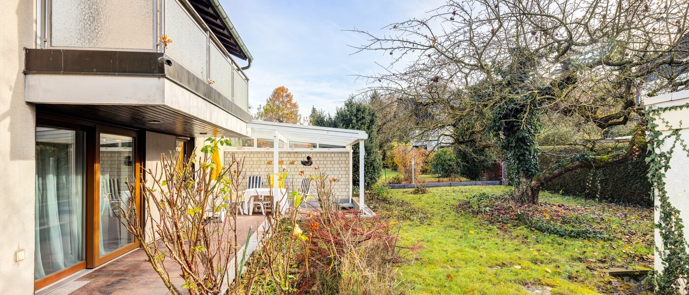 セミ・デタッチド・ハウス（一戸建てを二つに分けた家屋） München Lochhausen 02 庭 14662