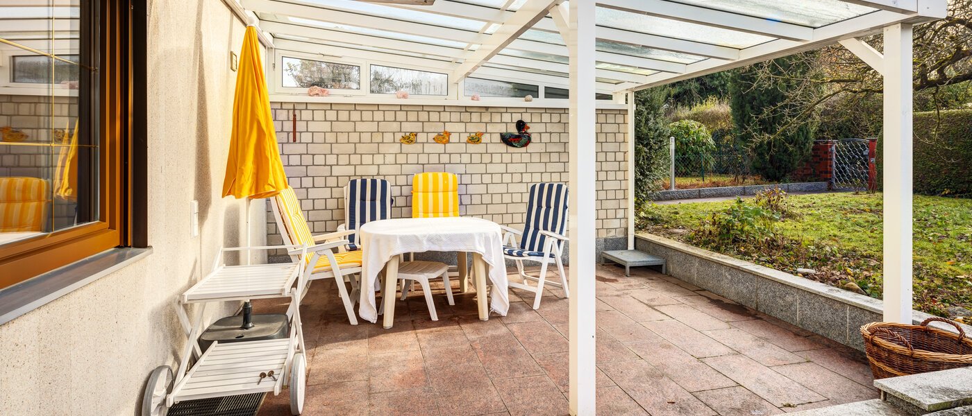 セミ・デタッチド・ハウス（一戸建てを二つに分けた家屋） München Lochhausen 01 テラス・ポーチ 14662