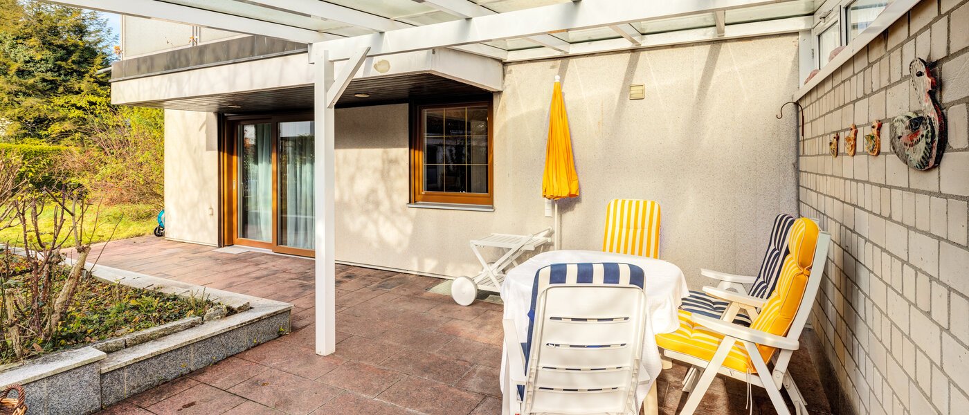 セミ・デタッチド・ハウス（一戸建てを二つに分けた家屋） München Lochhausen 02 テラス・ポーチ 14662