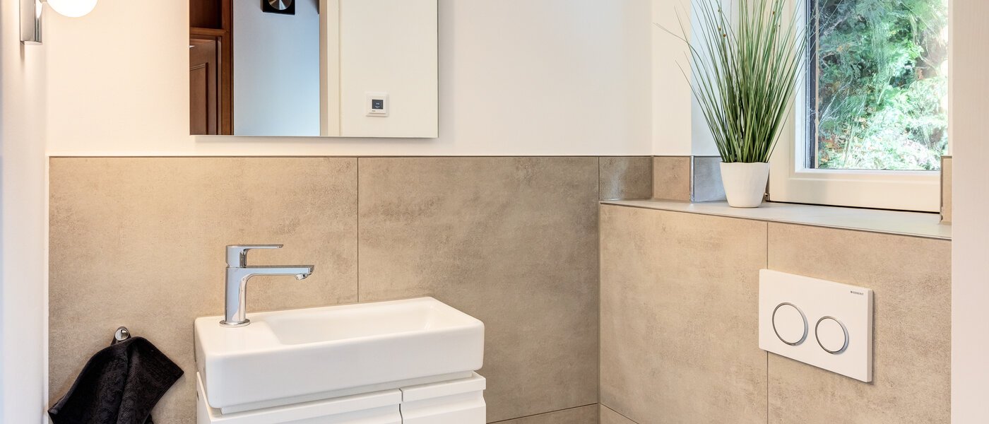 セミ・デタッチド・ハウス（一戸建てを二つに分けた家屋） München Lochhausen 01 ゲスト用 WC 14662