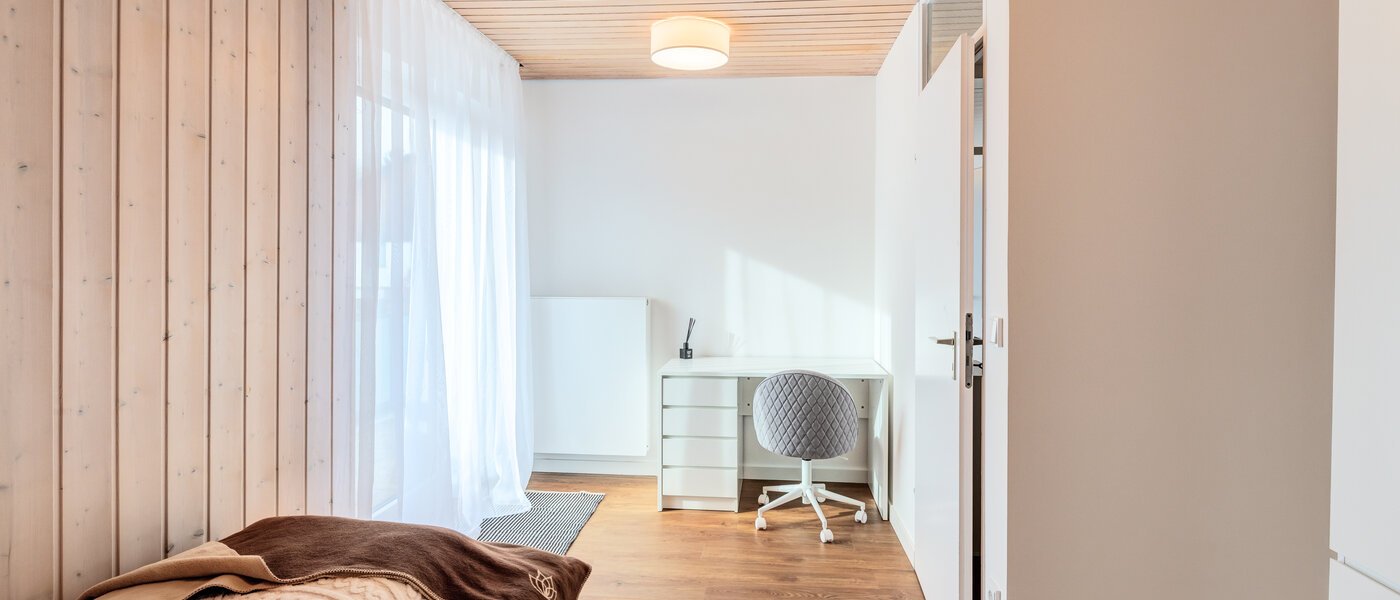 セミ・デタッチド・ハウス（一戸建てを二つに分けた家屋） München Lochhausen 02 3.　寝室 14662