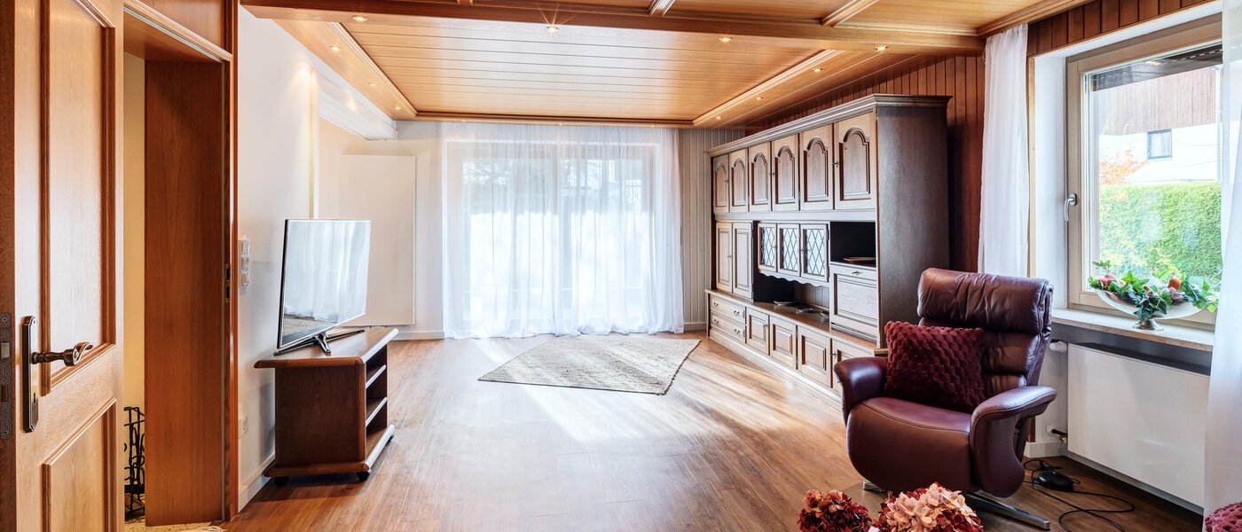 セミ・デタッチド・ハウス（一戸建てを二つに分けた家屋） München Lochhausen 02 リビングエリア 14662