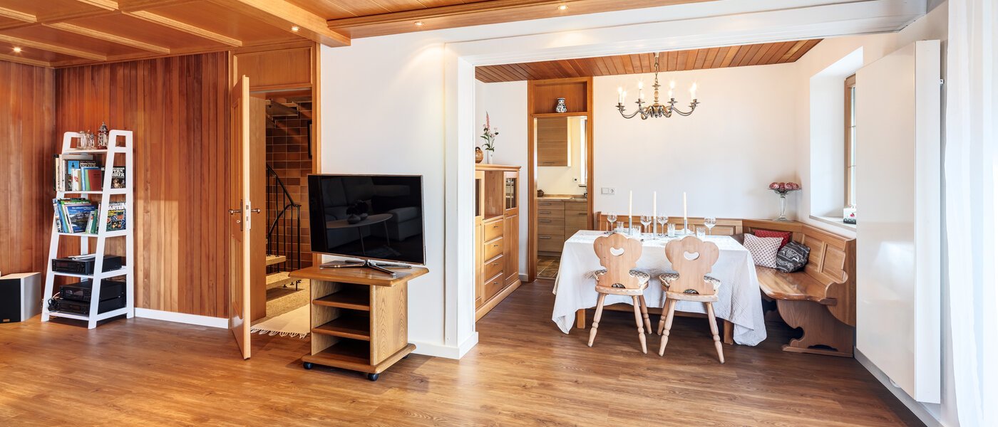 セミ・デタッチド・ハウス（一戸建てを二つに分けた家屋） München Lochhausen 03 リビングエリア 14662