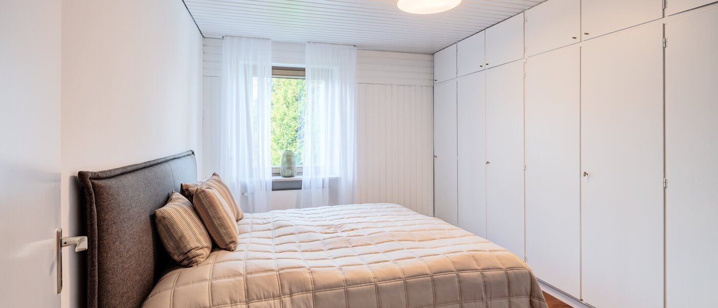 セミ・デタッチド・ハウス（一戸建てを二つに分けた家屋） München Lochhausen 01 1. 寝室 14662