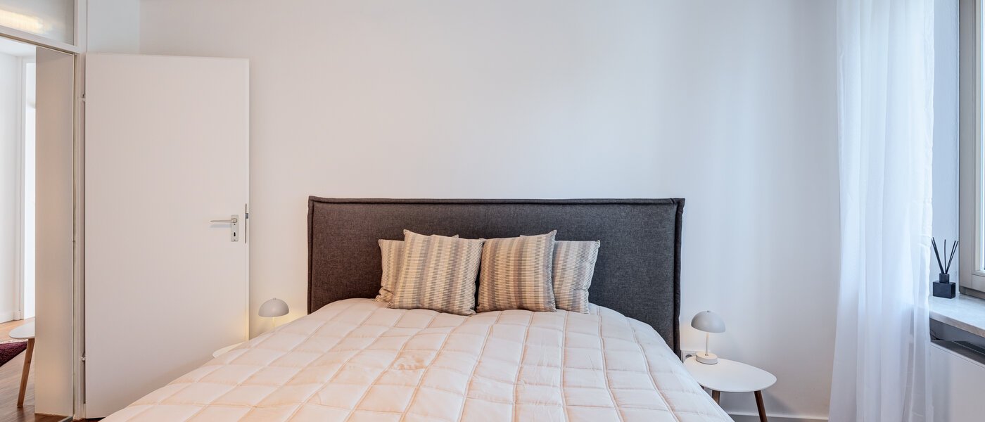 セミ・デタッチド・ハウス（一戸建てを二つに分けた家屋） München Lochhausen 02 1. 寝室 14662