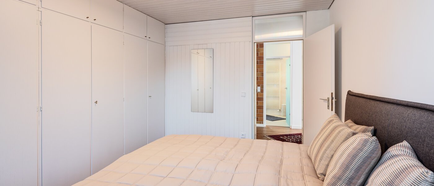 セミ・デタッチド・ハウス（一戸建てを二つに分けた家屋） München Lochhausen 03 1. 寝室 14662