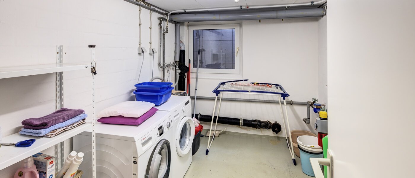 セミ・デタッチド・ハウス（一戸建てを二つに分けた家屋） München Lochhausen 01 家事室 14662