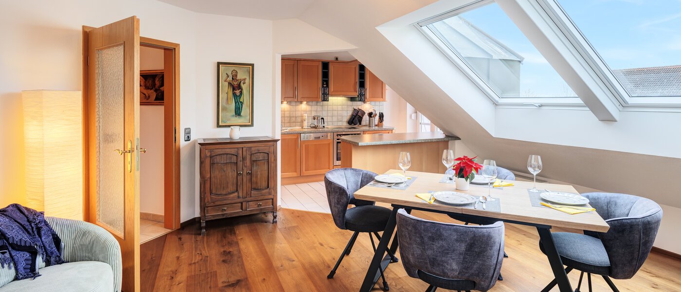 アティック・フラット（屋根裏） München Neufahrn b. Freising 01 リビングエリア 14673