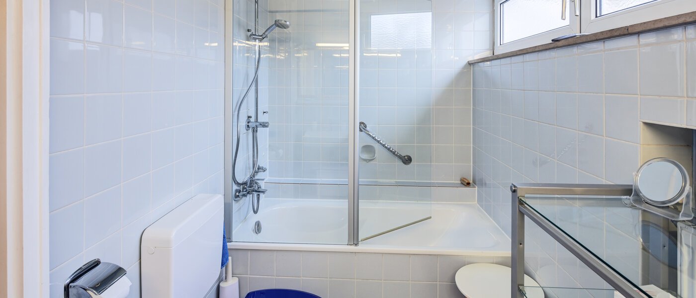 テラスハウス角住宅 Unterhaching 01 1つめの浴室 14690