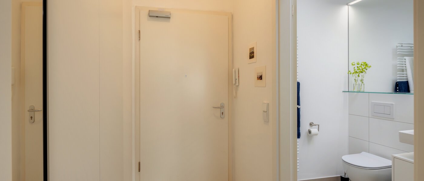 アティック・フラット（屋根裏） München Neuhausen 01 玄関入り口 14695