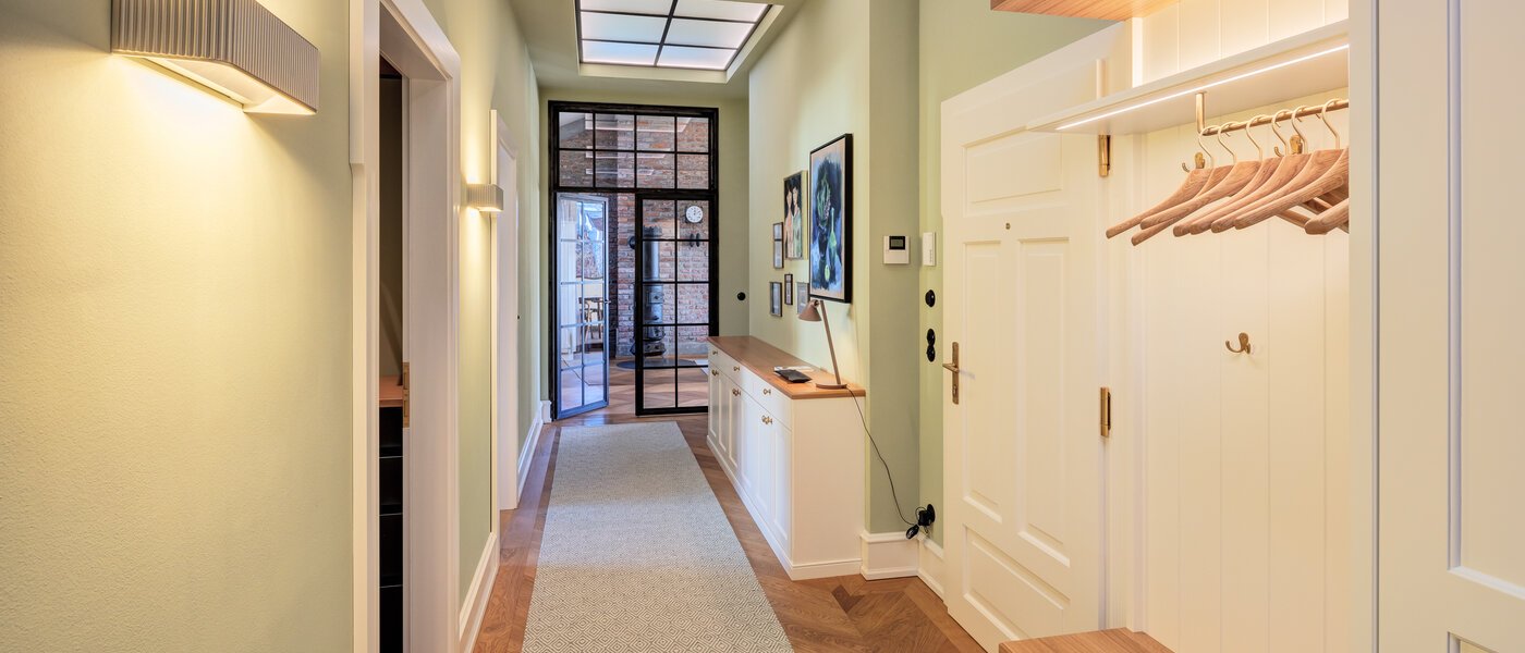 アティック・フラット（屋根裏） München Neuhausen 02 玄関入り口 14709