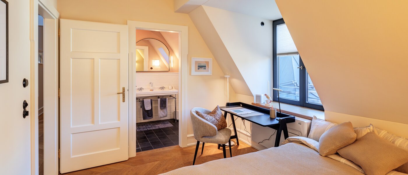 アティック・フラット（屋根裏） München Neuhausen 01 2.　寝室 14709