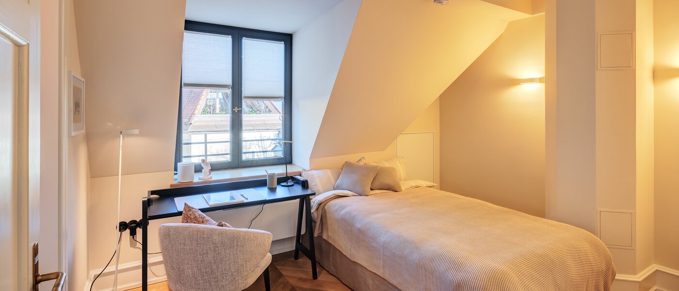 アティック・フラット（屋根裏） München Neuhausen 02 2.　寝室 14709