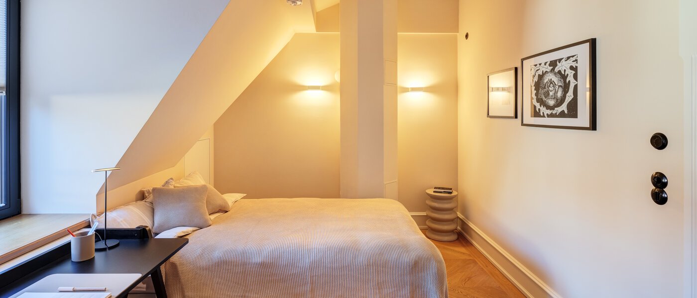 アティック・フラット（屋根裏） München Neuhausen 04 2.　寝室 14709