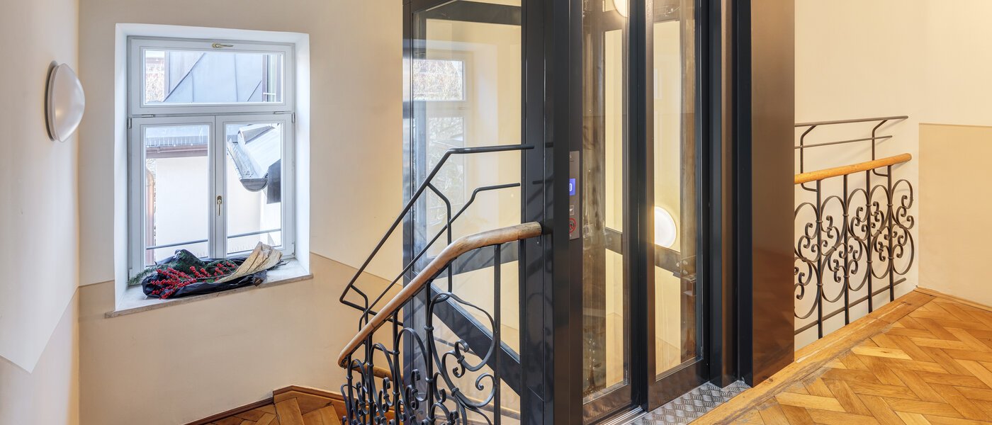 アティック・フラット（屋根裏） München Neuhausen 01 階段 14709