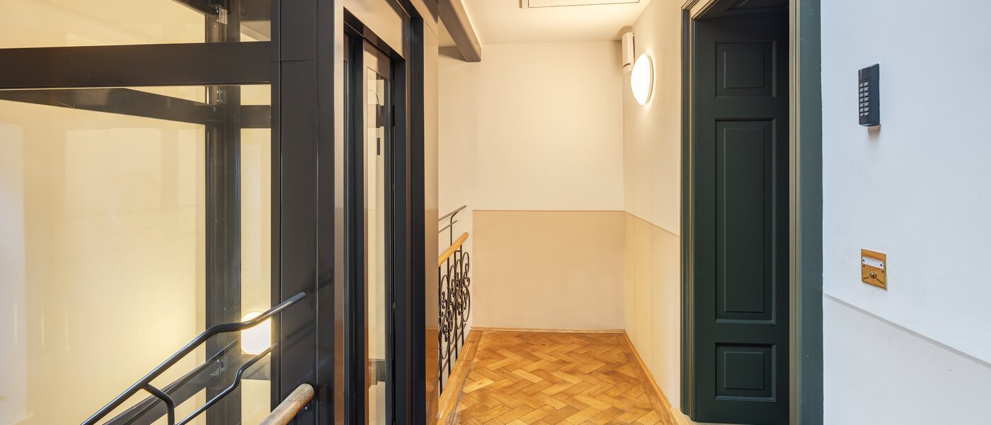 アティック・フラット（屋根裏） München Neuhausen 02 階段 14709