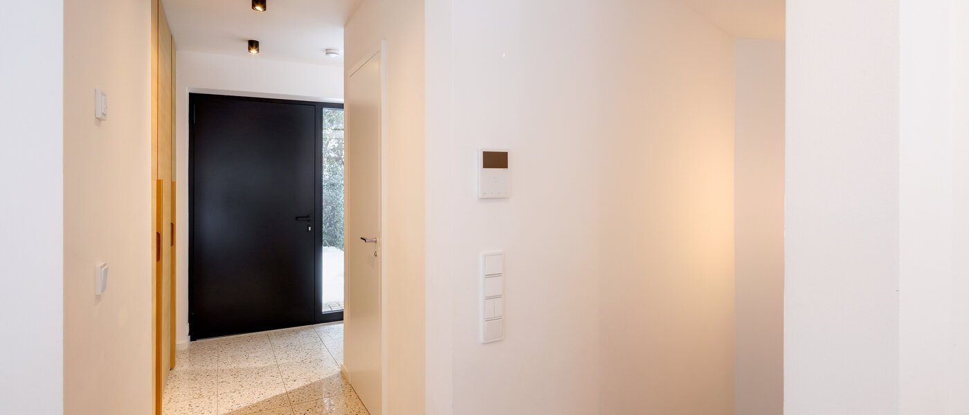 セミ・デタッチド・ハウス（一戸建てを二つに分けた家屋） München Pasing 01 玄関入り口 14721