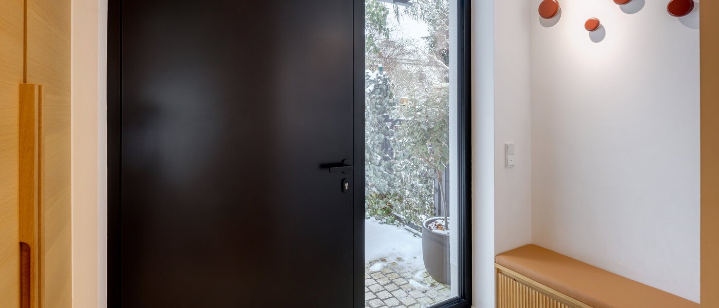 セミ・デタッチド・ハウス（一戸建てを二つに分けた家屋） München Pasing 02 玄関入り口 14721