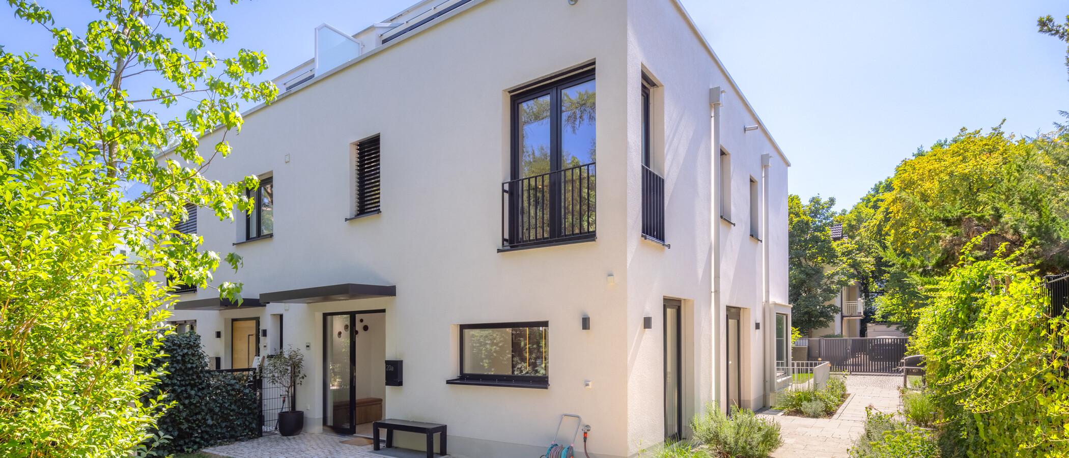 セミ・デタッチド・ハウス（一戸建てを二つに分けた家屋） München Pasing 01 庭 14721