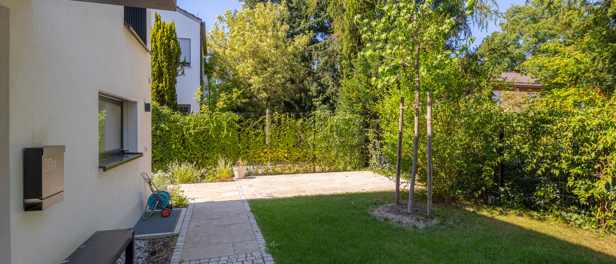 セミ・デタッチド・ハウス（一戸建てを二つに分けた家屋） München Pasing 03 庭 14721