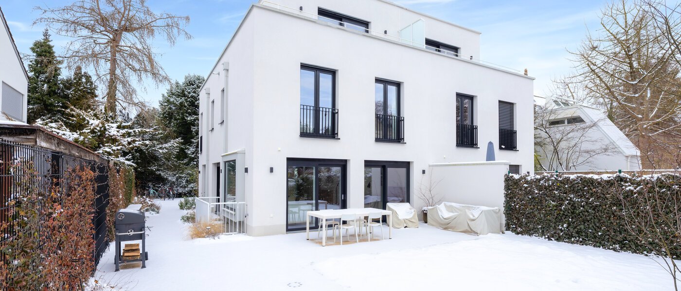 セミ・デタッチド・ハウス（一戸建てを二つに分けた家屋） München Pasing 01 テラス・ポーチ 14721