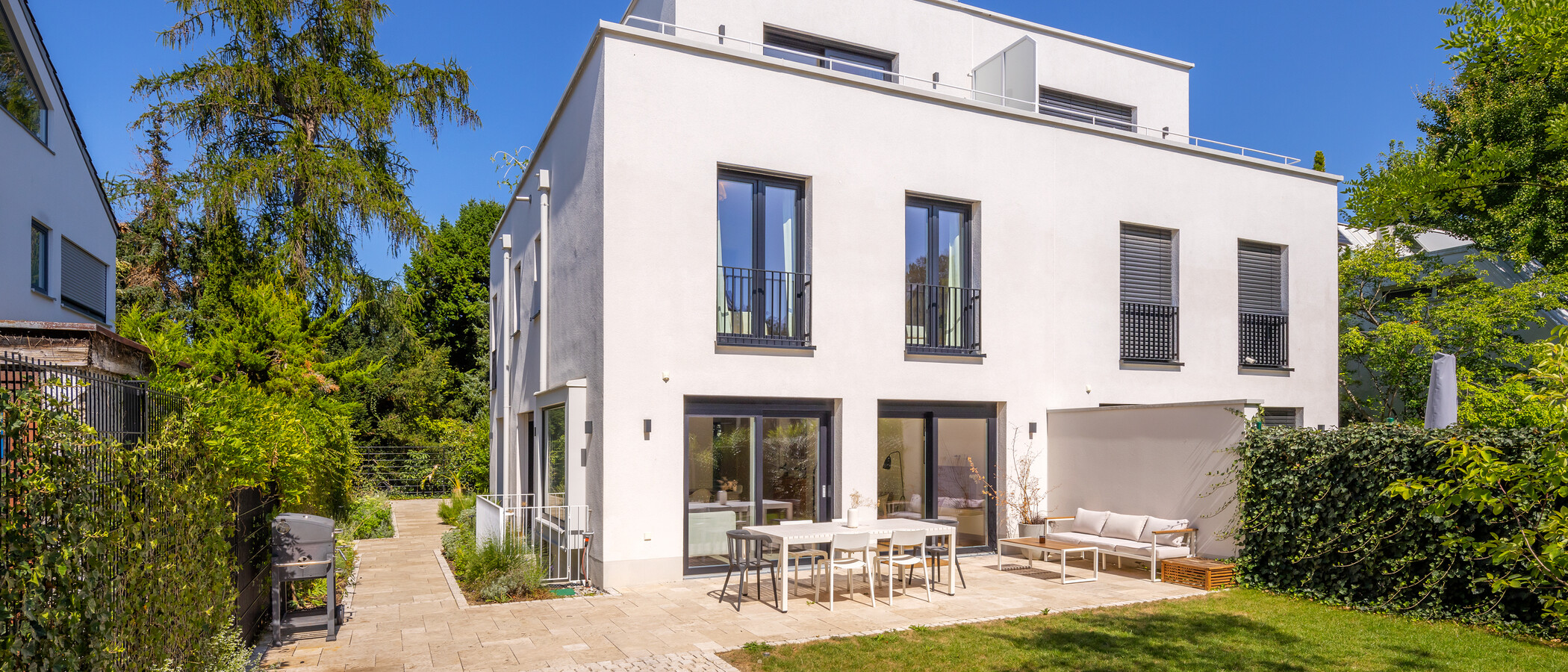 セミ・デタッチド・ハウス（一戸建てを二つに分けた家屋） München Pasing 01 テラス・ポーチ 14721
